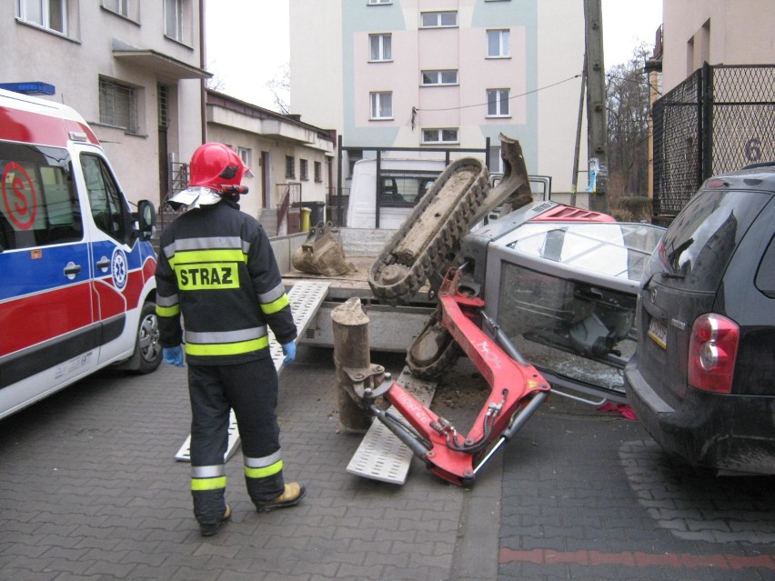 Przewrócona minikoparka na osiedlu Parkowym. Przygnieciony młody mężczyzna [ZDJĘCIA]