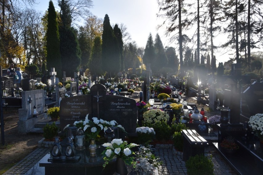 Cmentarze znów otwarte 3.11.2020 r. Mieszkańcy ruszyli na nekropolie, by odwiedzić groby swoich bliskich [ZDJĘCIA]