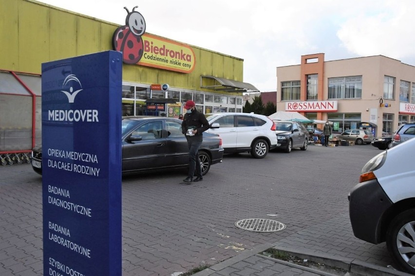 Punkt pobierania wymazów przy centrum handlowym na osiedlu Barwinek w Kielcach budzi kontrowersje: "To wylęgarnia wirusa"