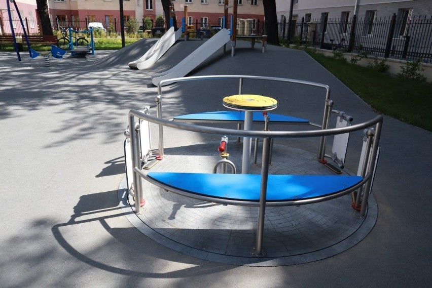 Nowy plac zabaw w parku kieszonkowym. Znajduje się w centrum miasta ZDJĘCIA