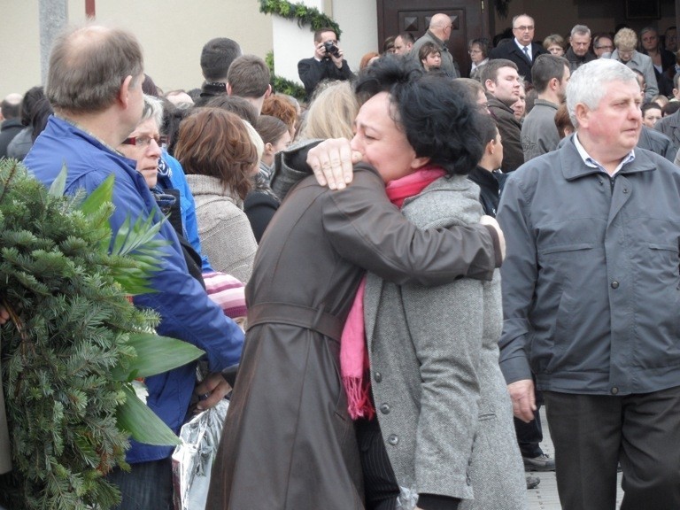 Rusinowice: Pogrzeb ks. Damiana Kominka [ZDJĘCIA]. Duszpasterza żegnały tłumy wiernych