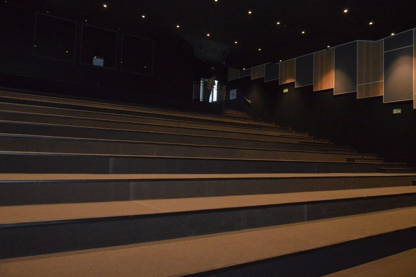 Sala widowiskowa przy Domu Kultury w Końskich wciąż bez foteli. Wkrótce ma się to zmienić