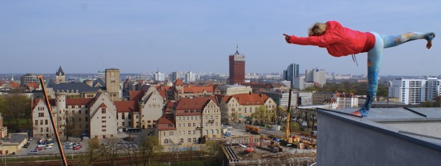 Elżbieta Krzyżaniak - joga na dachu...