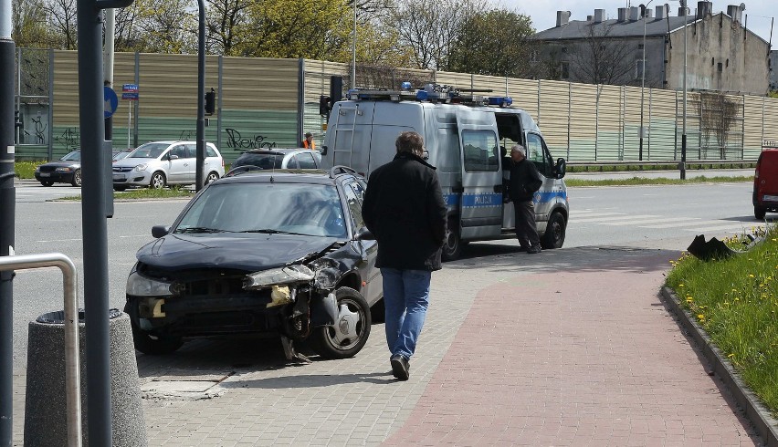 Wypadek na Jana Pawła II. Dwa samochody osobowe zderzyły się na skrzyżowaniu [ZDJĘCIA]