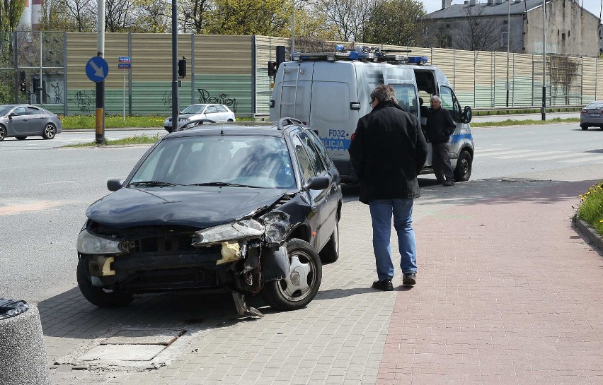 Wypadek na Jana Pawła II. Dwa samochody osobowe zderzyły się na skrzyżowaniu [ZDJĘCIA]
