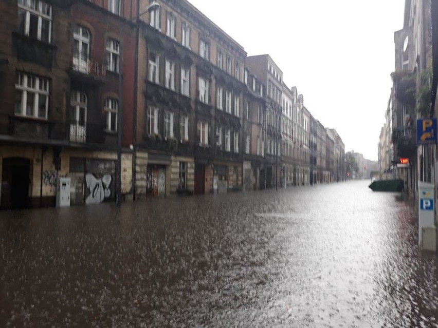 Została zalana ul. Piłsudskiego i Strzelców Bytomskich. Sytuacja się normuje