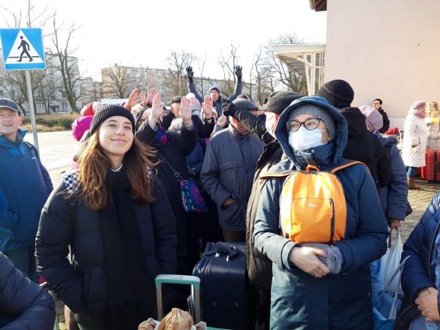 Ślązacy stanęli karnie przed dworcem podzieleni na dwie grupy. Przewoźnik powiedział im, że dwa autokary podstawi w ciągu godziny