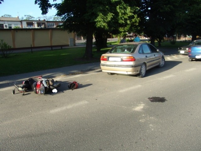 Wczoraj (12.06) po godz.18 w Izbicy Kujawskiej doszło do wypadku drogowego. Ze wstępnych ustaleń wynika, że kierujący renault laguna nie zachował należytej ostrożności uderzył w kierującego motorowerem 17-letniego chłopaka.

Śmiertelny wypadek w Silnie. Na DW nr 654 doszło do kolejnej tragedii [aktl.] - ZDJĘCIA

Wypadek w Izbicy Kujawskiej [ZDJĘCIA]