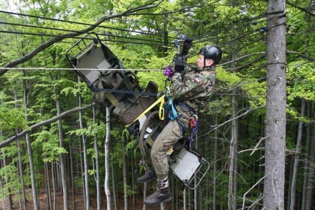 W trakcie szkolenia żołnierze będą uczyli się m.in. technik ratownictwa wysokościowego, wspinaczki skałkowej i survivalowych.
