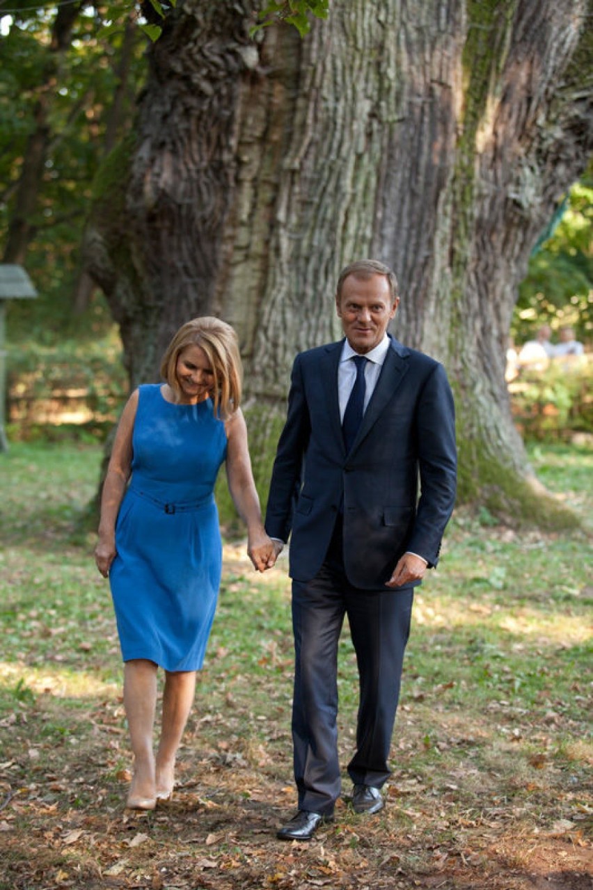 Premier Donald Tusk z małżonką w cieniu dęba Bartka.