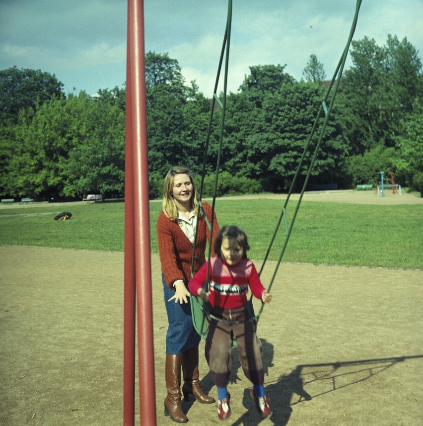 Aktorka Barbara Sołtysik z córką na placu zabaw w parku im....