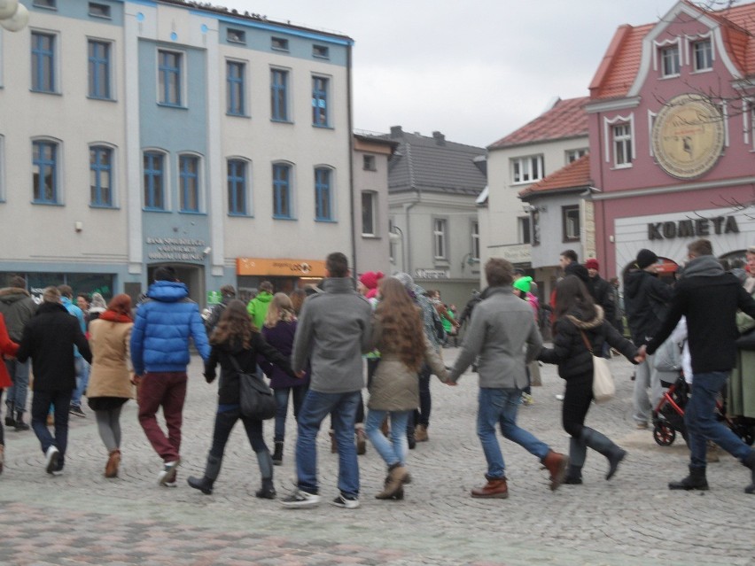 Uczniowie ZSOT w Lublińcu zatańczyli poloneza na rynku