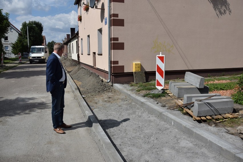 Nowy Dwór Gdański. Trwa remont chodnika na ulicy Słowackiego
