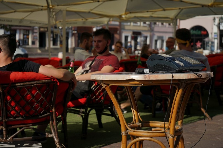 Na Rynek w Rzeszowie wraca życie! Pojawiły się parasole, są już klienci [ZDJĘCIA]