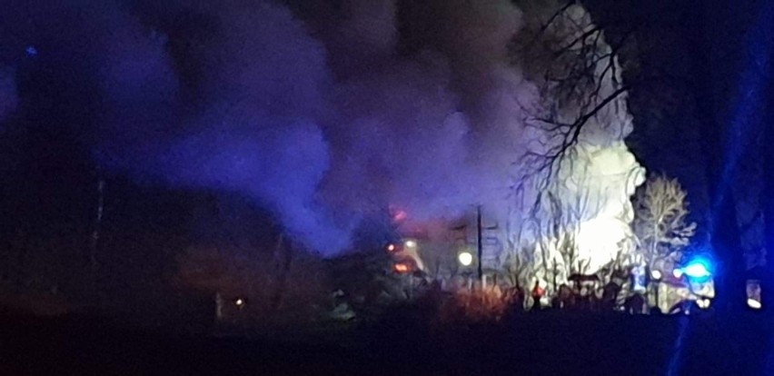 Duży pożar domu w powiecie włocławskim. Strażacy walczą z ogniem [zdjęcia]
