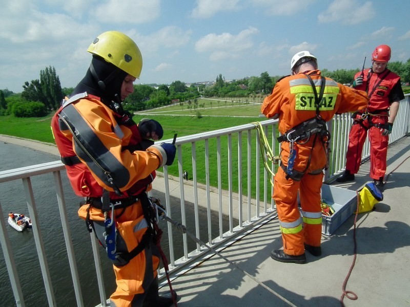 Ćwiczenia poznańskich strażaków na Warcie
