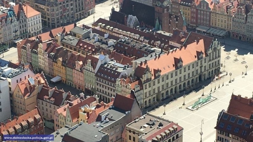 Pusty Wrocław fotografowany z policyjnego helikoptera