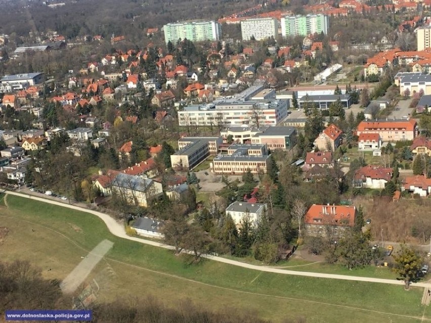 Pusty Wrocław fotografowany z policyjnego helikoptera.