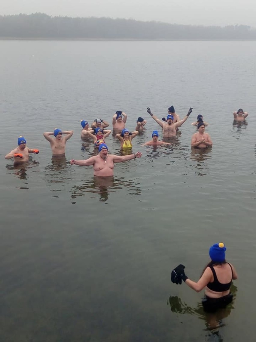 Blisko 20 miłośników kąpieli w zimniej wodzie ze Skwierzyny,...