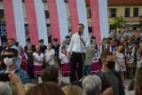 Andrzej Duda w Tomaszowie Mazowieckim. Spotkanie z mieszkańcami i protest LGBT na pl. Kościuszki [ZDJĘCIA, FILM]