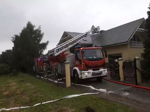 Przy ulicy Wrzosowej w Radlinie zapalił się dom. Prawdopodobnie od pioruna