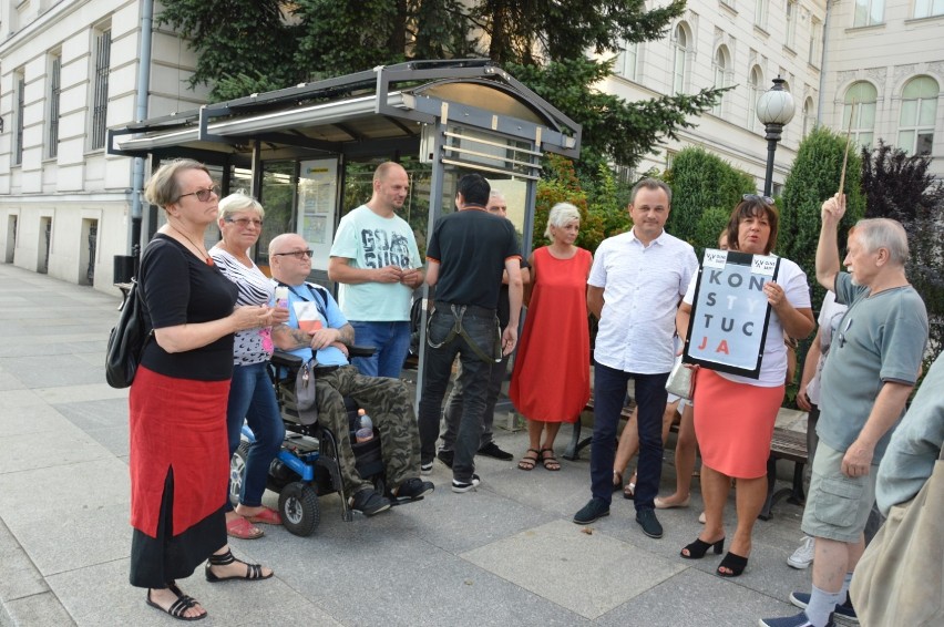 Demonstracja przed sądem w Piotrkowie. W obronie wolnych,...