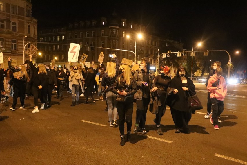 Tłumy maszerowały przez Legnicę. Ludzie są wściekli po wyroku TK