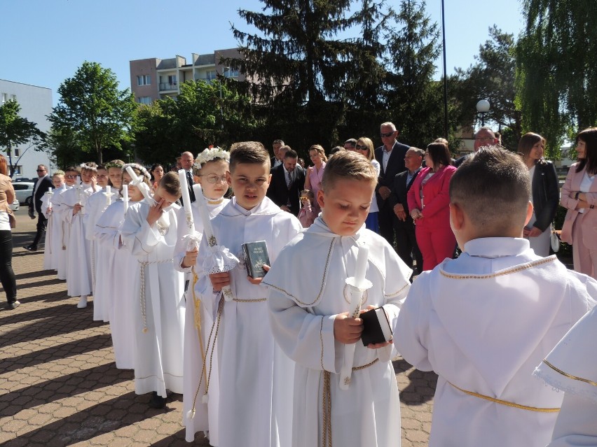 Pierwsza Komunia Święta w parafii pw. Św. Wojciecha w Wągrowcu. Pierwsza niedzielna grupa dzieci przyjęła sakrament