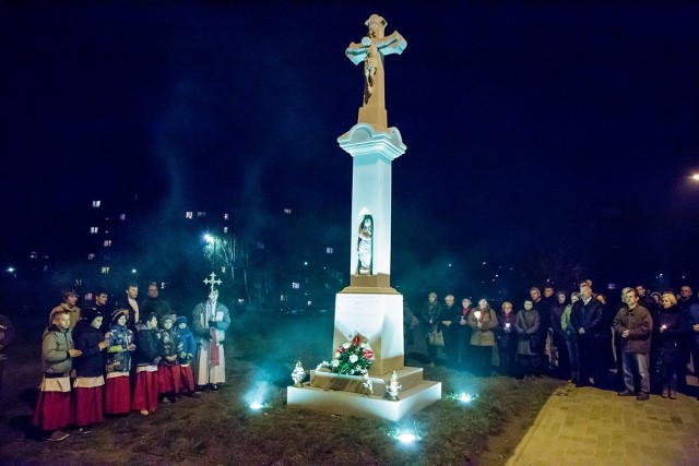 Poświęcenie krzyża przy Uczniowskiej w Tychach