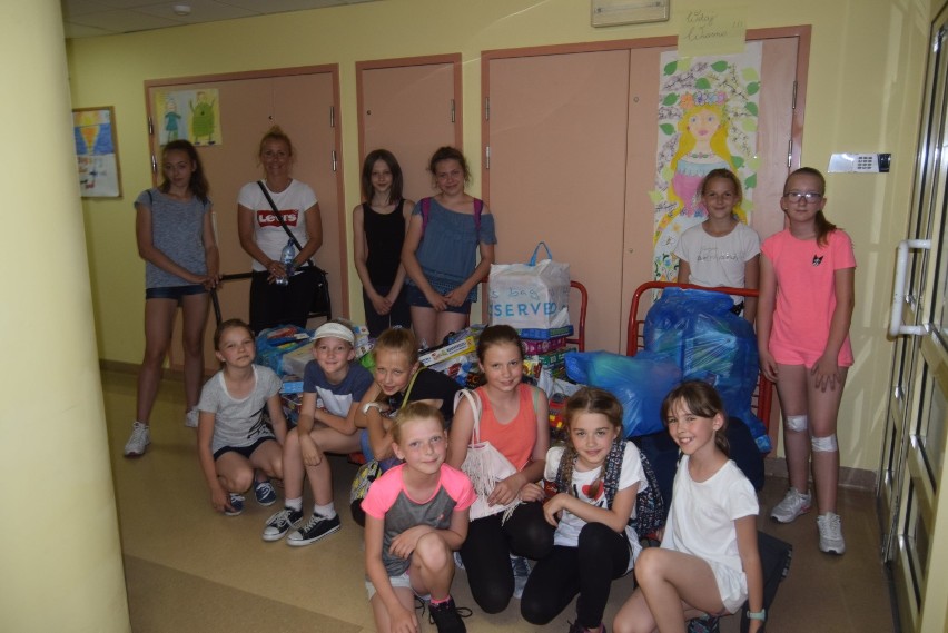 Armia Wolontariuszek z SP nr 4 w Kościerzynie odwiedziła Oddział Dziecięcy Szpitala Specjalistycznego [ZDJĘCIA]
