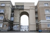 Brama na Muranowie podzieliła osiedle. “Tragikomiczna sytuacja pokazuje realia polskich wspólnot mieszkaniowych”