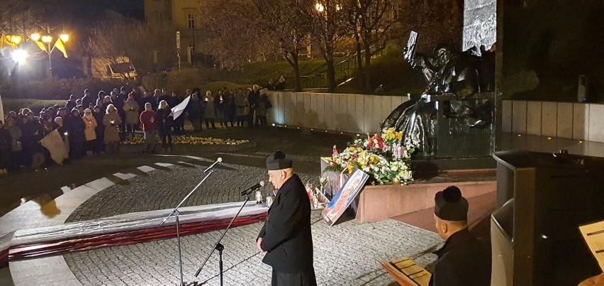 Modlitewne czuwanie przy pomniku św. Jana Pawła II w Przemyślu [ZDJĘCIA]