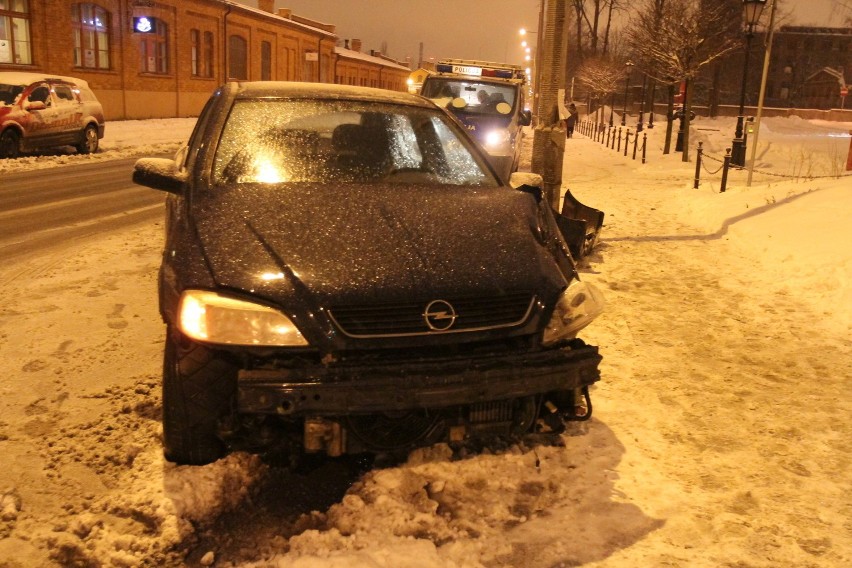 Opel astra wpadł na latarnię na ul. Tymienieckiego