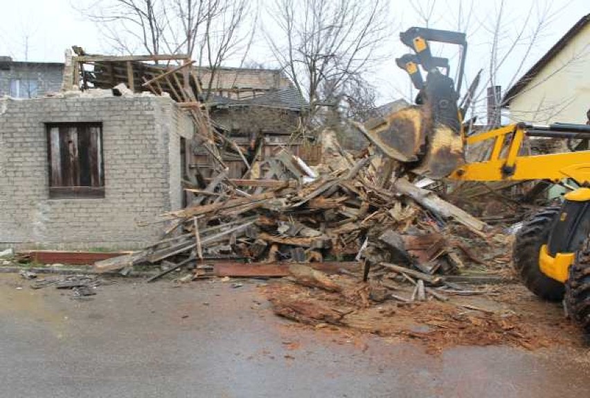 Koziegłowy: pochyliła się ściana pustostanu na ulicy Cichej