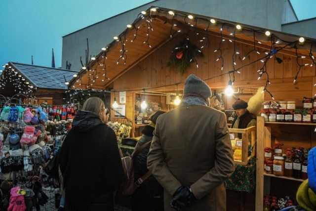 W grudniowy weekend Plac Politechniki w Warszawie zamieni się w świąteczne miasteczko. Przez dwa dni będzie można poczuć magię świąt, kupić świąteczne upominki i skosztować pysznego jedzenia.