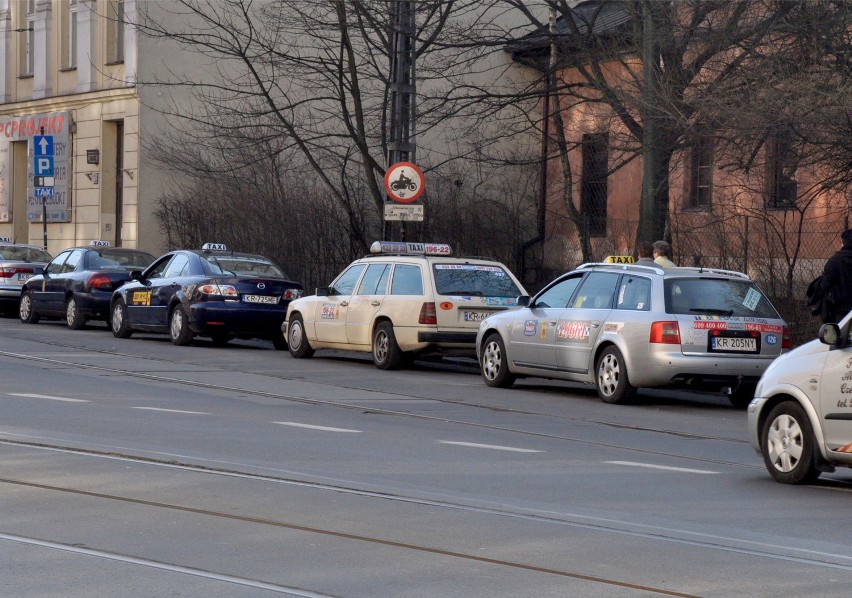 Taksówki zajmują miejsca mieszkańcom, bo jest zbyt mało...