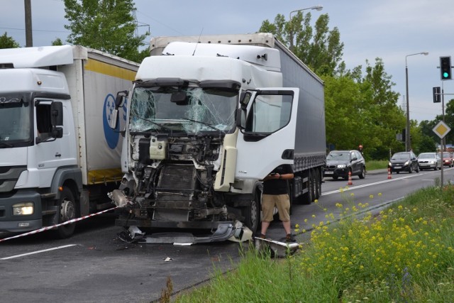 W środę przed godziną 15 przy ulicy Poznańskiej, na wysokości domu nr 182 doszło do kolizji z udziałem sześciu pojazdów. Zderzyły się dwie ciężarówki i cztery samochody osobowe.

Zobacz także: Młody pirat drogowy prawem jazdy cieszył się tylko sześć dni

- Na szczęście nikomu nic się nie stało - mówi mł. asp. Wojciech Chrostowski z zespołu prasowego Komendy Miejskiej Policji w Toruniu.

Na miejscu jest policja i wyjaśnia okoliczności zdarzenia. Ruch odbywa się wahadłowo, ale i tak centrum miasta jest zakorkowane.

Dołącz do naszej grupy Wypadki i utrudnienia - kujawsko-pomorskie