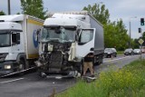 Wypadek na ul. Poznańskiej w Toruniu. Zderzyły się dwie ciężarówki i cztery samochody osobowe [zdjęcia]