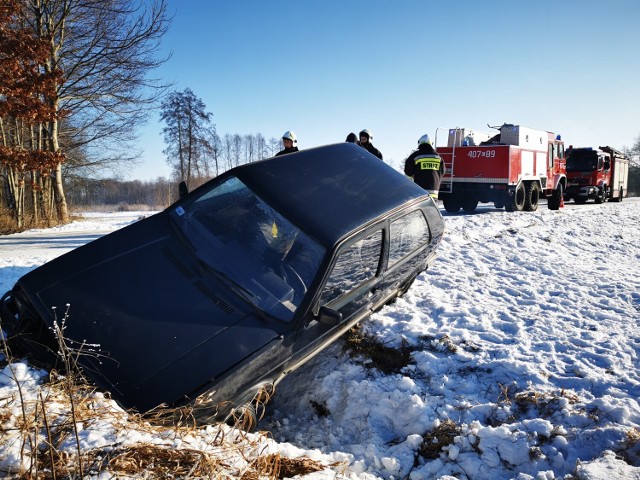 W gminie Zelów auto wpadło do rowu. Uwaga, drogi są śliskie