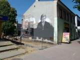 Zduńska Wola. Mural na kamienicy przy ul. Łaskiej z twarzą burmistrza [zdjęcia]