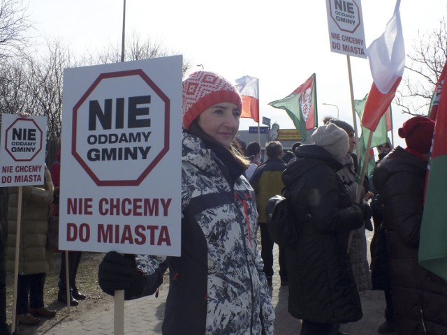 Mieszkańcy gminy protestowali w czwartek, 24 lutego, na pięciu przejściach dla pieszych znajdujących się na drogach prowadzących do Słupska. Były to przejścia w Bierkowie, Głobinie, Redzikowie, Siemianicach oraz Włynkówku.