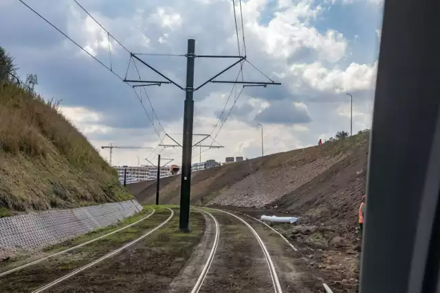 Budowa linii Krakowskiego Szybkiego Tramwaju (etap III) na odcinku Krowodrza Górka – Górka Narodowa wraz z towarzyszącą infrastrukturą rozpoczęła się w lipcu 2020 roku. W pierwszym roku wykonawca – firma Intercor – skupiał się głównie na robotach związanych z budową i przebudową instalacji podziemnych. Inwestycja prowadzona była w mocno zurbanizowanym obszarze, a długość samej linii tramwajowej to 5,5 km. Wymienione zostały wszystkie możliwe sieci podziemne.
