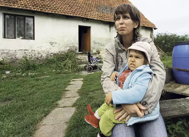 Pani Milena mieszka z ciężko chorą córeczką w starej ruderze bez bieżącej wody