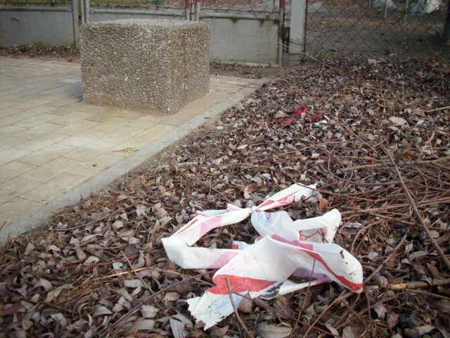 Słupek przeniesiono pod bramę ogródków działkowych a śmieci...rzucono na bok. Nie można było tak posprzątać po sobie, po wykonanej pracy?