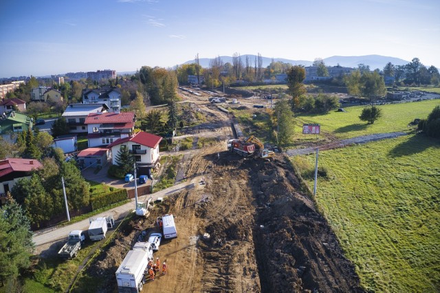 Postęp prac związanych z rozbudową DW 942 – ul. Cieszyńskiej w Bielsku-Białej jest widoczny. To stan z 30 października 2020 r.