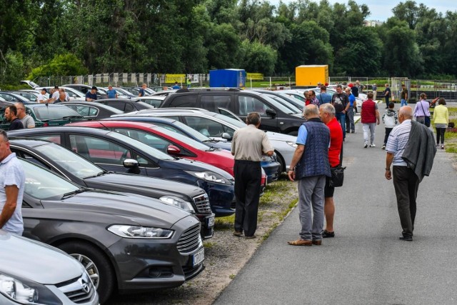 Zarówno sprzedający jak i kupujący muszą powiadomić urząd o transakcji sprzedaży/kupna samochodu.