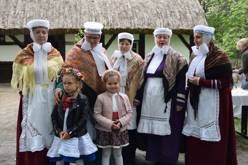 Mieszkańców przyciągnęły nie tylko występy grup śpiewaczych,...