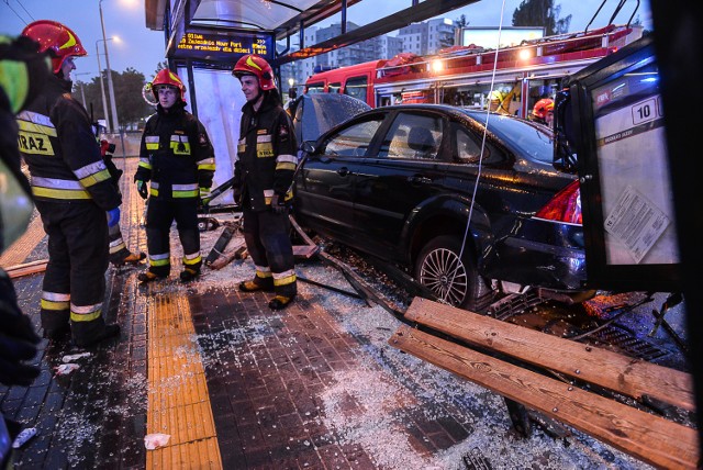 Wypadek na ul. Rakoczego w Gdańsku 12.07.2018. Przy Galerii Morena samochód wjechał w przystanek tramwajowy