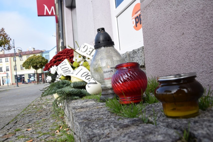 Kwiaty i znicze pod biurem PiS w Skierniewicach. A obok policja [ZDJĘCIA]