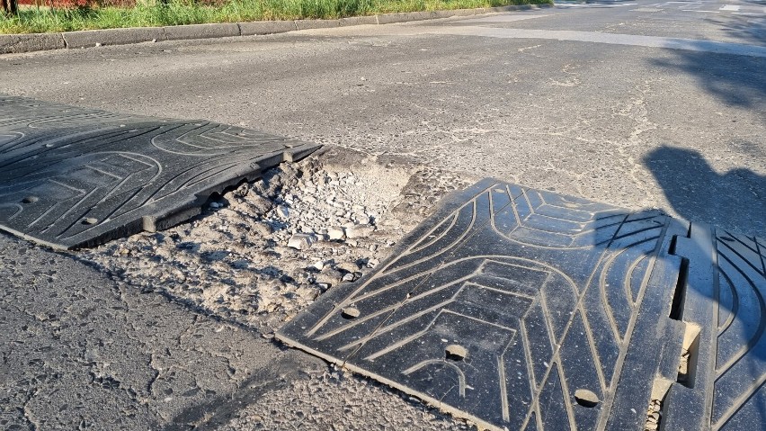 Kilka dni temu jeden z naszych czytelników poinformował, że próg zwalniający w ciągu ulicy Wyszyńskiego został uszkodzony
